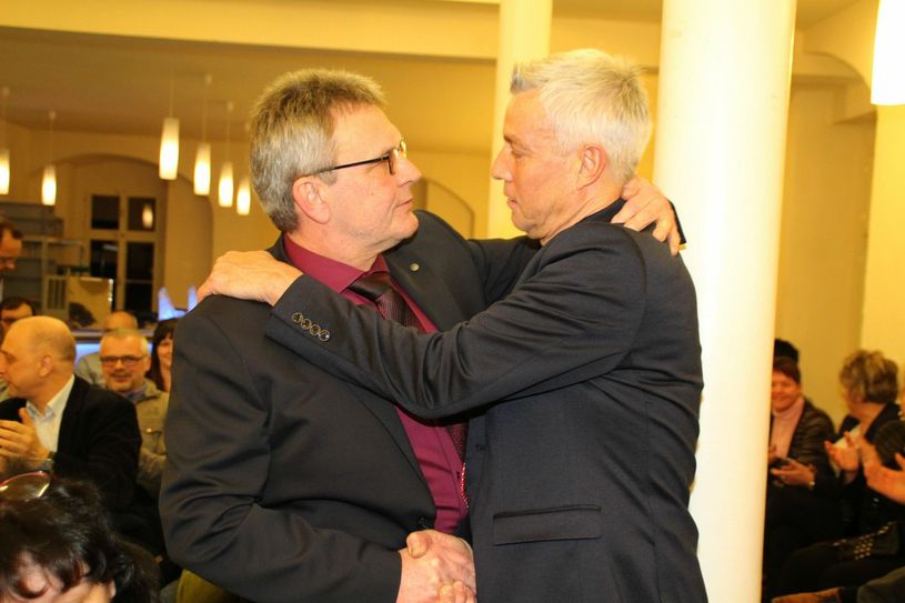 Herold Quick (li.) nimmt die Glückwünsche von Thomas Richter, dem ersten Gratulanten, entgegen. Foto: H. Lübeck
