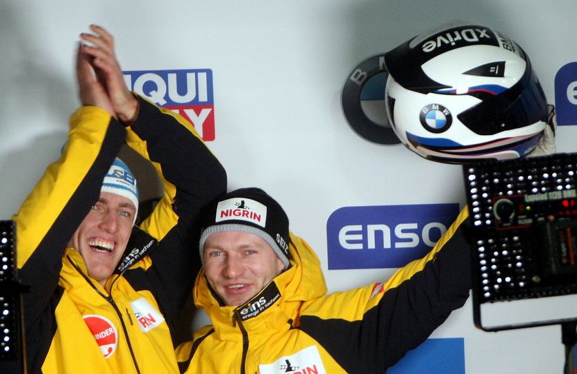 Thorsten Margis (li.) und Francesco Friedrich jubeln über ihren sechsten WM-Titel in Folge. Foto: D. Förster