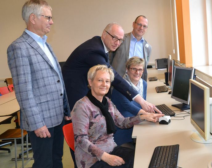 Am 9. März betätigte Oberbürgermeister Mike Ruck gemeinsam mit allen Schulleitern den symbolischen Startknopf für das Highspeed-Internet. Foto: PR