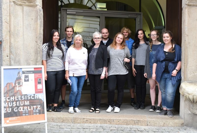 Sie haben das neue Projekt entwickelt. Hinten, von links nach rechts: Paul Müller, Stefan Gorka, Till Stuhr. Vorne von links nach rechts: Joyce Kechouti, Prof. Dr. habil. Gisela Thiele, Sylvia Wackernagel, Rebecca Pilz, Nadine Preuß, Deborah Feige, Cora Schröder. Foto: HSZG