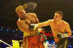 Die rechte Führhand: Vitali vs. Shannon Briggs am 16. Oktober 2010 in Hamburg.
