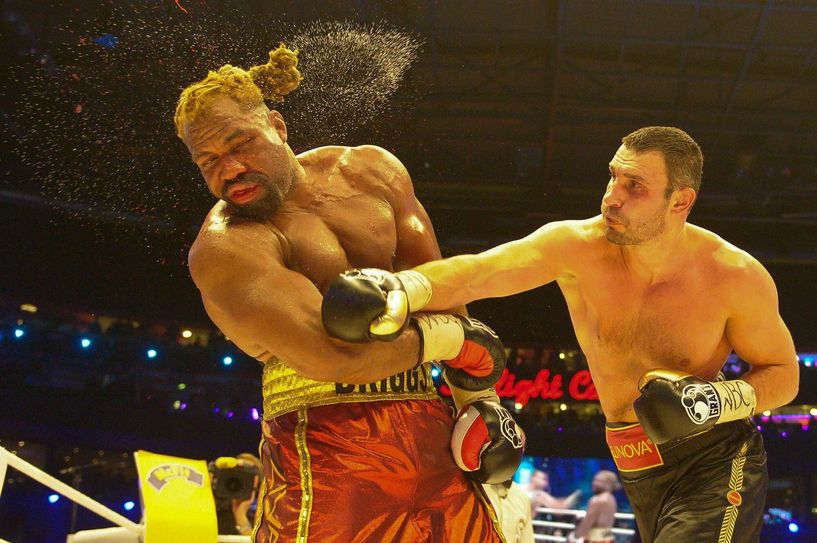 Die rechte Führhand: Vitali vs. Shannon Briggs am 16. Oktober 2010 in Hamburg.