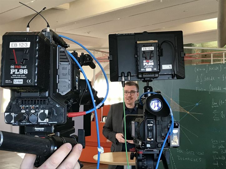 Dreharbeiten im Erlebnisland Mathematik für die Online-Mathestunde auf MDR-Wissen mit Prof. Andreas Thom (TU Dresden), Foto: ©Museen der Stadt Dresden / Arlet