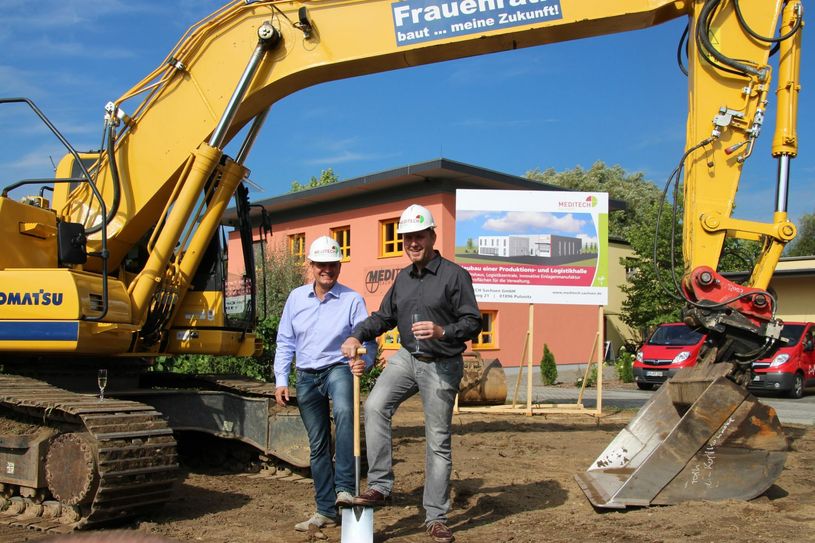 Den ersten symbolischen Spatenstich vollzogen die beiden Geschäftsführer der Meditech Sachsen GmbH, Maik Lange und Karsten Leonhardt. (Foto: kun)