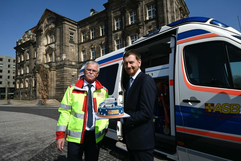 Dr. Matthias Czech mit Ministerpräsident Michael Kretschmer vor dem Wünschewagen Sachsen.