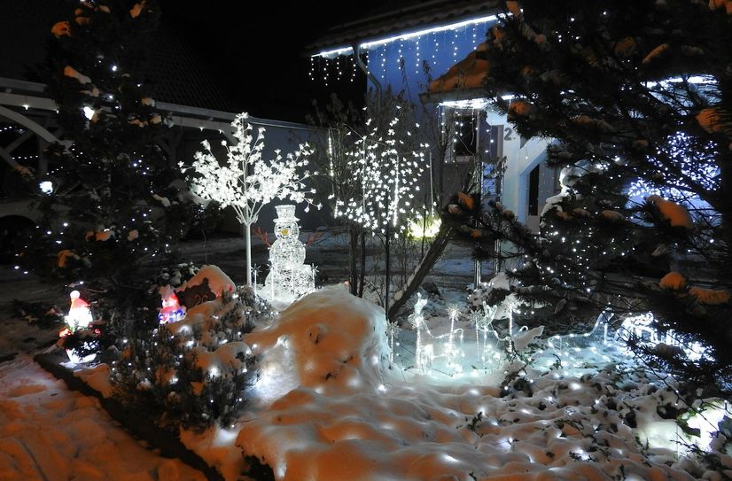 Mehrere Themenwelten, wie die der Schneemänner, sind am Winterhaus zu bestaunen.