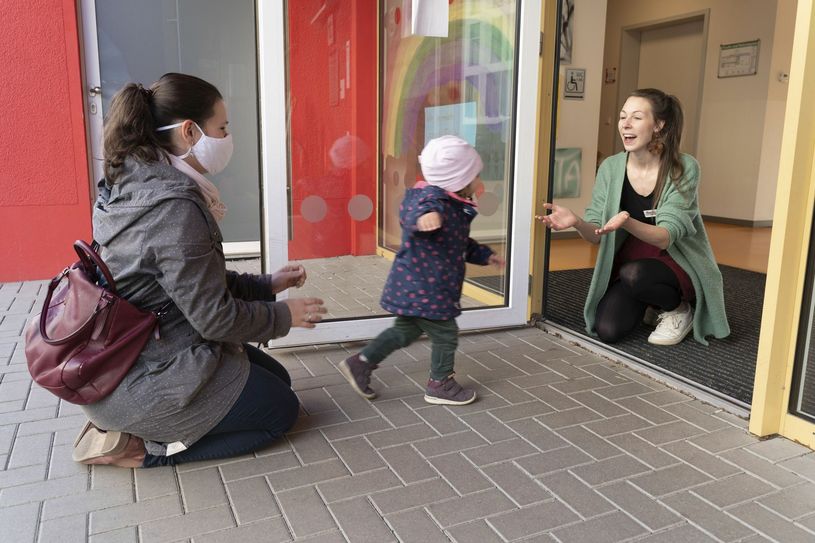 Abgabe des Kindes unter den neuen Richtlinien. Foto: Die Johanniter/S. Späthe