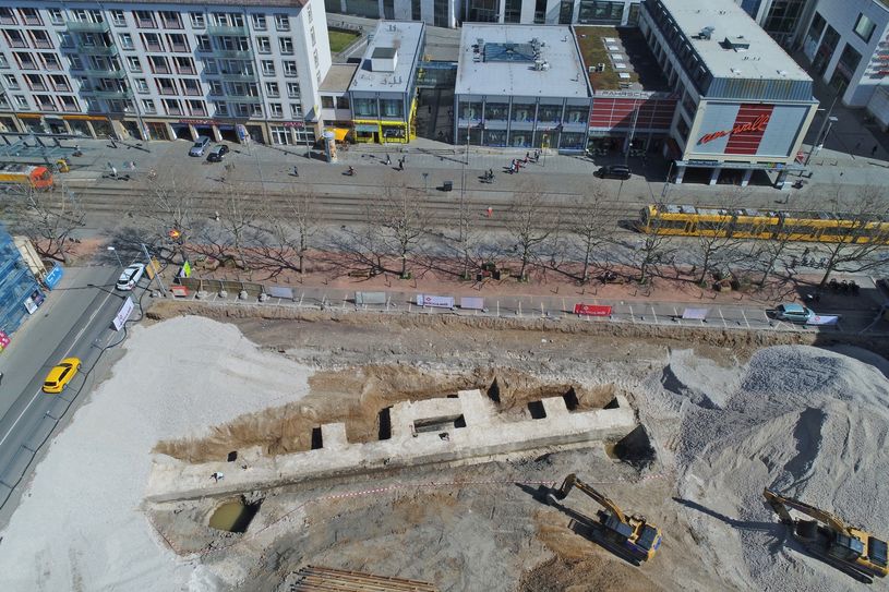 Oben ist die Wallstraße, unten der Stadtwall(rest). Warum die Stadtmauer ausgerechnet an dieser Stelle verstärkt wurde, wissen die Archäologen noch nicht. Davor befand sich der Stadtgraben, der nur im Ernstfall geflutet wurde. Foto: Landesamt für Archäologie Sachsen / C. Schubert