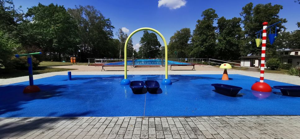 Das Luftbad Dölzschen macht seinem Namen jetzt wirklich alle Ehre: Baden ist nicht mehr möglich in diesem Sommer, Erholen an der frischen Luft dagegen schon. Foto: Dresdner Bäder GmbH