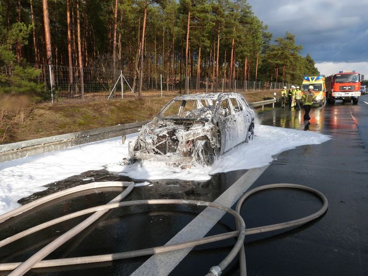 Auf der A 15 zwischen Cottbus-West und Vetschau war am 1. März dieses Jahres ein Hybrid-Pkw in Brand geraten. Ausgerückt waren damals die Berufsfeuerwehr Cottbus sowie die Freiwilligen Wehren Feuerwehr Sachsendorf, Madlow und Klein Gaglow. Foto: Feuerwehr Cottbus