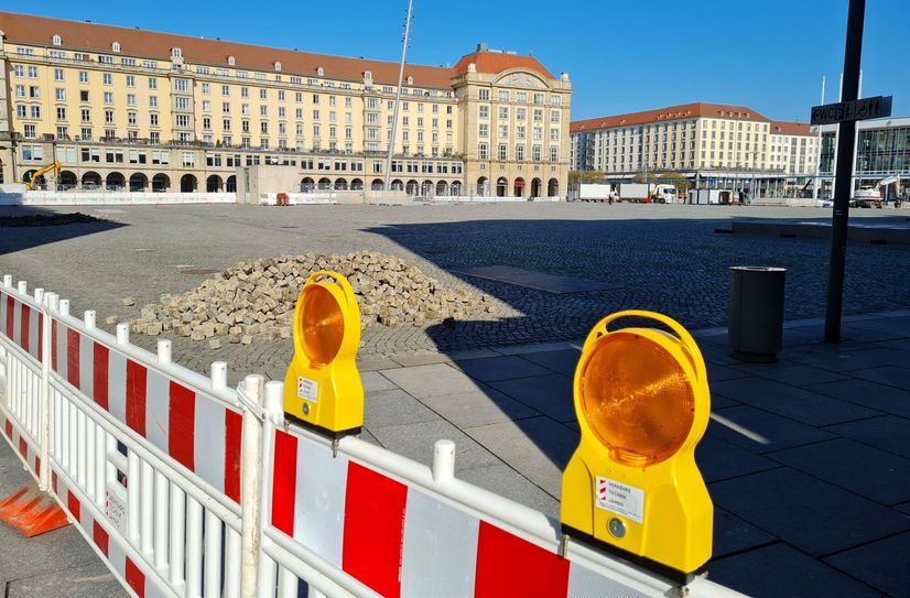Nach der Striezelmarkt-Pause gehen die Arbeiten auf dem Altmarkt weiter.
