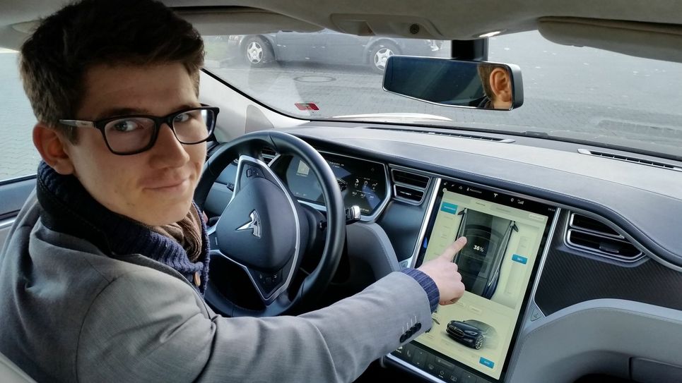 Maximilian Lemke denkt umweltbewusst und ist von Elektrofahrzeugen wie dem Tesla begeistert. Fotos: Pohl