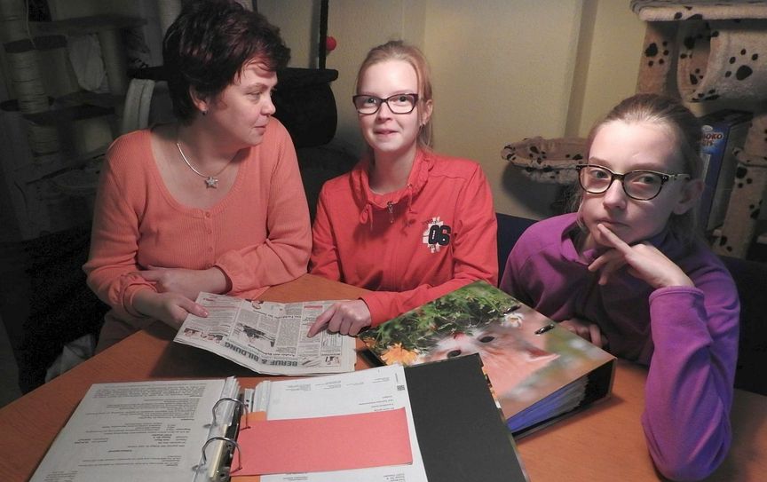 Uta Beyer (li.) mit Tina (mi.) und Jana – vor allem für Tina wünscht sich die Mutter derzeit, dass die 16-Jährige trotz einfachem Hauptschulabschluss eine „normale“ Ausbildung anfangen kann. Foto: Pönisch