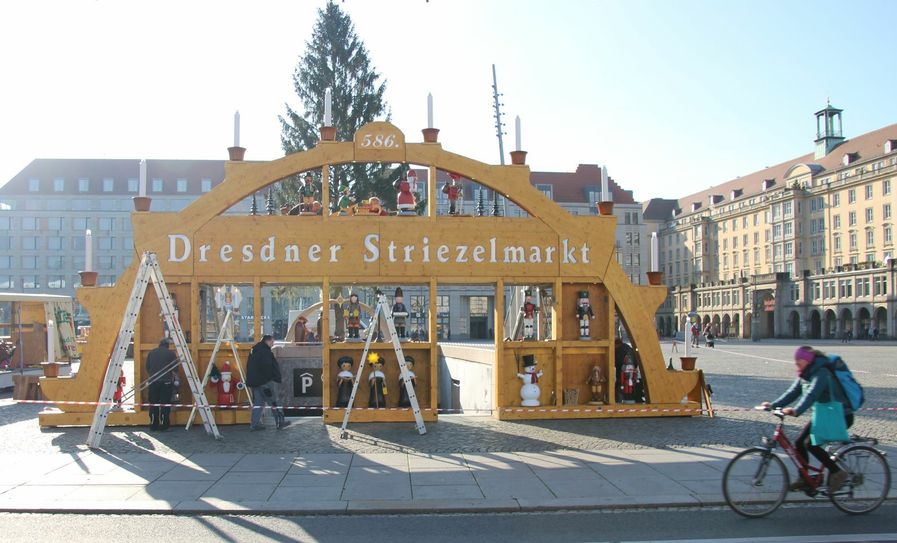 ... und auch der Schwibbogen steht bereits. Foto: David Müller