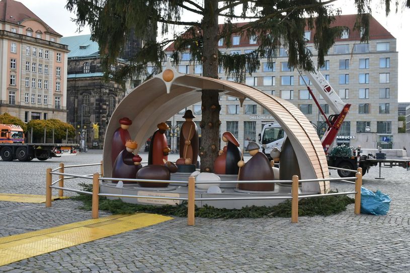 Die Krippe unter dem Baum steht schon, weitere Striezelmarkt-Elemente folgen bis 9. November. Foto: Schiller