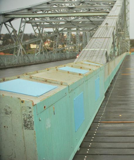Neue Farbtafeln künden davon, dass das Blaue Wunder wirklich wieder blau wird. Derzeit ist es eher grau. Fotos: Schiller
