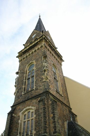 Die Gemeinde hofft auf Fördermittel vom Freistaat für das Kirchen- und Turmdach. Fotos: Farrar