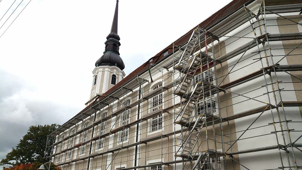 Die Arbeiten an der Dachsanierung sind bereits im vollen Gange.