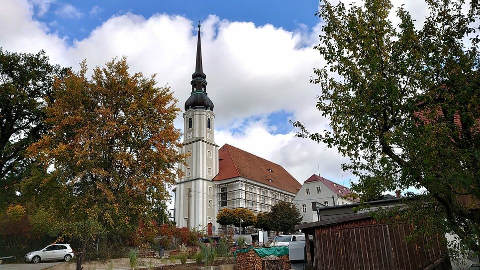 Die große Kirche in Cunewalde ist bereits eingerüstet worden.
