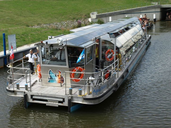 Innovative Projekte wie dieser Solarkatamaran, der in Senftenberg zur Jungfernfahrt ablegte, gibt es im Seenland reichlich. Auch der Cottbuser Ostsee kann von den Nachbarn an der Landesgrenze zu Sachsen lernen. Foto: D. Hüttner