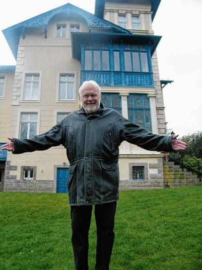 Gunther Emmerlich vor seiner Traumvilla. Foto: Jancke