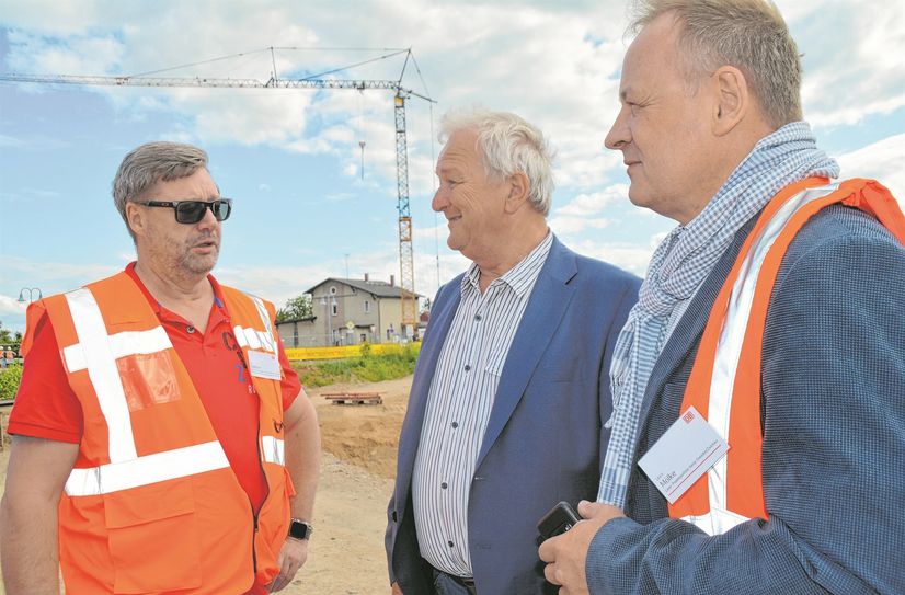 Jörg Seebach, Realisierungsmanager des Abschnittes Zeithain bis Leckwitz, informiert Lutz Thiemig, Bürgermeister der Gemeinde Glaubitz, und Ulrich Mölke, Bauleiter des Gesamtprojektes (v.l.n.r.).