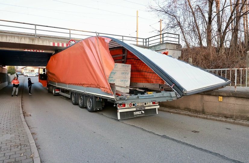 Der Fahrer hatte offenbar die Brückenhöhe nicht beachtet.