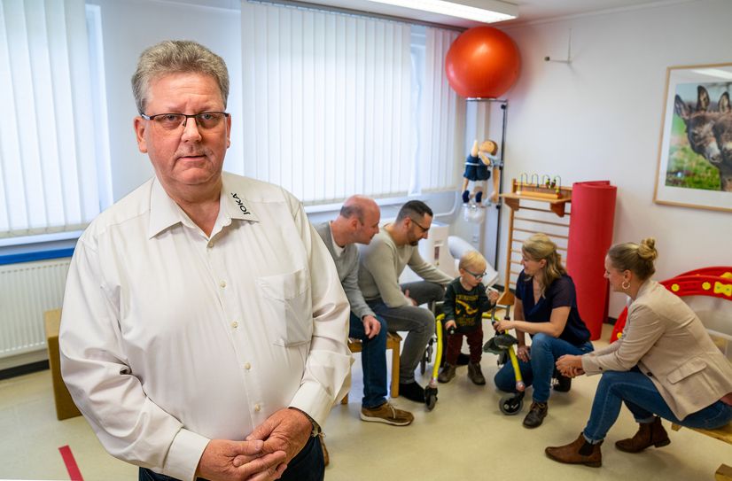 V.l.: Torsten Buder (l.) engagiert sich seit Jahren für behinderte Kinder und den „Kinderlachen“-Verein am Sozialpädiatrischen Zentrum vom CTK. Im Hintergrund beschäftigen sich der Chefarzt vom SPZ, Dr. Georg Schwabe, Sozialarbeiter Marc Richter, Physiotherapeutin Irina Kabelitz und die Mutter Carolin Richter mit dem kleinen Luca Matteo.