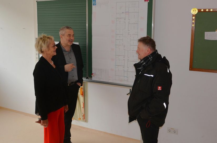 Landrat Michael Geisler (li.) mit Schulleiterin Frau Stenzel und Herrn Zschoche von der EMS GmbH Pirna.