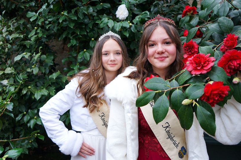 Die Kameliendamen Sophia (l.) und Lotta vor der Althaeiflora in Königsbrück.