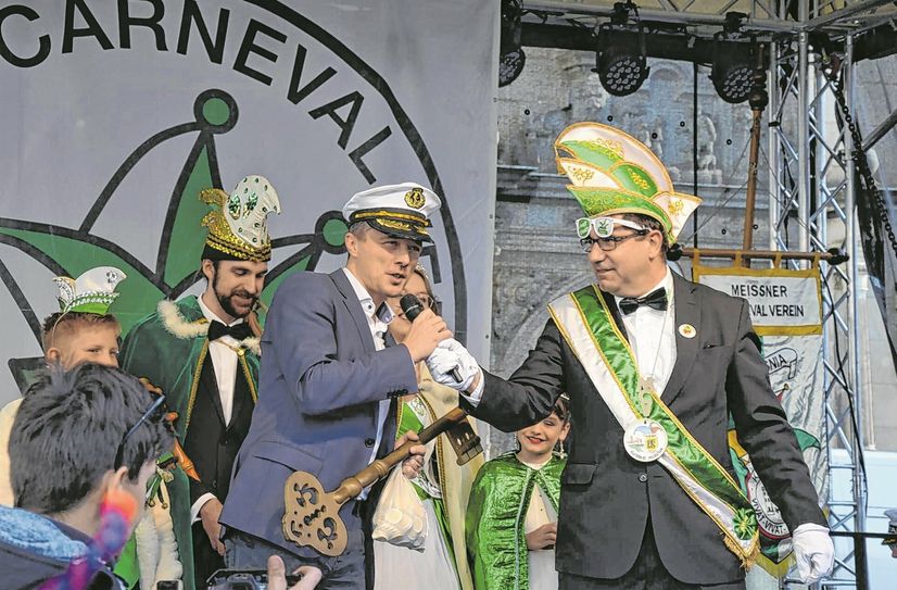 Missnia-Präsident Andreas Krause hat den Rathausschlüssel und die symbolische Stadtkasse von Bürgermeister Markus Renner erhalten - jetzt wird gefeiert. Foto: Verein