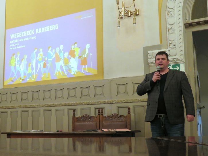 Der Radeberger Oberbürgermeister Frank Höhme konnte zahlreiche Gäste zur Auftaktveranstaltung begrüßen. Foto: Matthias Stark