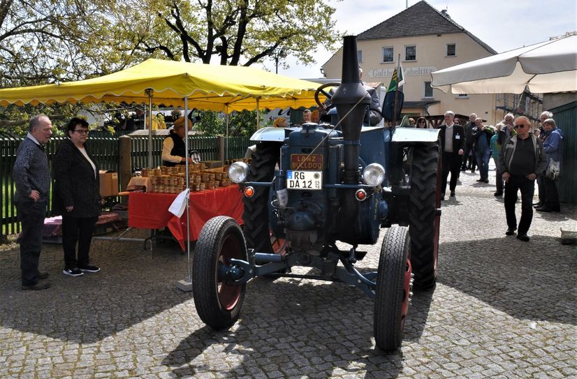 Günter Bennewitz mit einem seiner Lanz Bulldog. Während der Saisoneröffnung am 1. Mai fuhr er mit diesem landwirtschaftlichen Arbeitsgerät auf den Hof des Zabeltitzer Bauernmuseums.