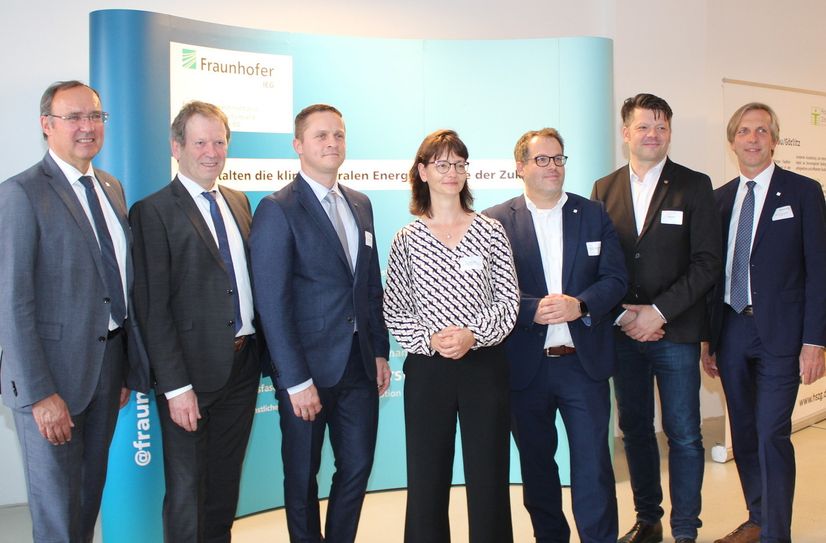 Prof. Dr. Rolf Bracke, Prof. Dr. Hans-Martin Henning, Dr. Clemens Schneider, Dr. Babett Gläser, Prof. Dr. Alexander Kratzsch, Thomas Zenker und Prof. Dr. Mario Ragwitz (v.l.n.r.) bei der Eröffnung in den Mandauhöfen.