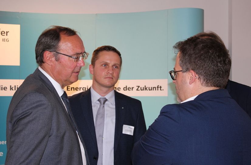 Standortleiter Dr. Clemens Schneider (Mitte) im Gespräch mit Prof. Dr. Rolf Bracke (links), Leiter des Fraunhofer IEG und Prof. Dr. Alexander Kratzsch, Rektor der Hochschule Zittau/Görlitz.
