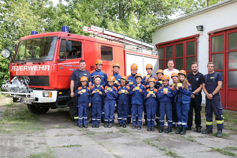 Ganz stolz mit neuem Mitgliedsausweis: 14 Kinder und Jugendliche sind in der Canitzer Jugendfeuerwehr aktiv.