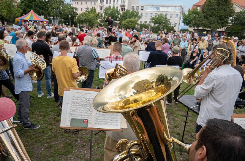 Mitspielkonzert 2023 beim Theater-Stadt-Fest auf dem Schillerplatz vor dem Großen Haus. Laienmusiker spielten zusammen mit dem Philharmonischen Orchester des Staatstheater Cottbus unter dem Dirigat von GMD Alexander Merzyn.