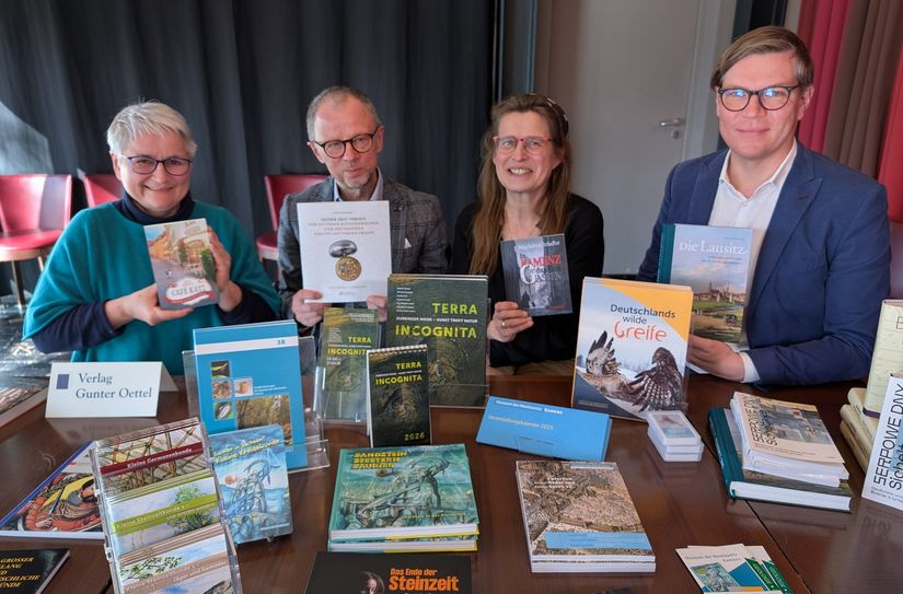 Im Deutsch-Sorbischen Volkstheater Bautzen stellten die Oberlausitzer Verlage neue Bücher vor, mit denen sie in der kommenden Woche auf der Leipziger Buchmesse vertreten sein werden.Foto: Carmen Schumann