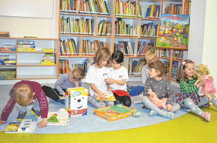 Kirschberg-Kinder können dank einer Förderung jetzt auch Spiele für zu Hause ausleihen. Kita erweitert damit das Modell Familienbildung ganz spielerisch.