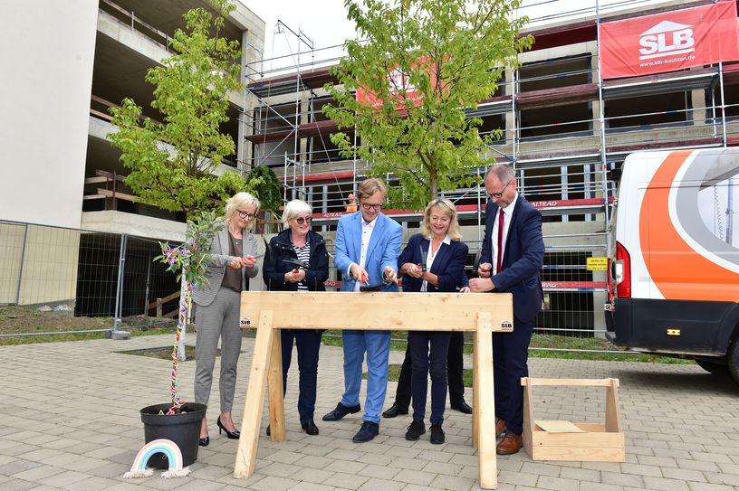 Schulleiterin Regina Jänke, Schulrätin Dagmar Kittel, Bürgermeister Andreas Pfeiffer, Staatssekretärin Claudia Zinke und Landtagsabgeordneter Wolfgang Roick schlagen die Nägel beim Richtfest des Anbaus der Regenbogen Grundschule ein.
