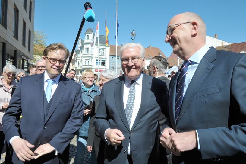 Andreas Pfeiffer (i.), Bürgermeister Senftenberg und Dietmar Woidke (r.), Ministerpräsident Brandenburg empfangen Bundespräsident Frank-Walter Steinmeier (Mitte) vor dem Senftenberger Rathaus.