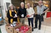 Die Freude bei Kurt Hähnichen (2.v. l.) und Gunter Spies (r.) ist groß, als sie zum offiziellen Kerzenwiegen die neuen Partner aus der Behindertenwerkstatt St. Michael, Karin Ziesch (l.) und René Freier.