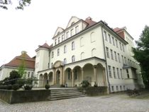 Das Humboldt-Gymnasium auf dem Freudenberg in Radeberg ist weithin sichtbares Zeichen für den Anspruch an Bildung in der Röderstadt.