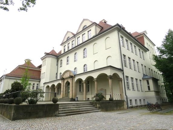 Das Humboldt-Gymnasium auf dem Freudenberg in Radeberg ist weithin sichtbares Zeichen für den Anspruch an Bildung in der Röderstadt.
