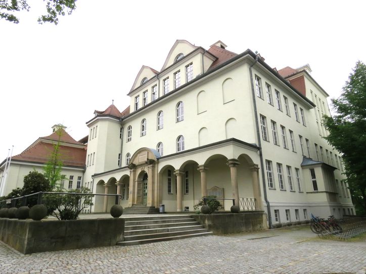 Das Humboldt-Gymnasium auf dem Freudenberg in Radeberg ist weithin sichtbares Zeichen für den Anspruch an Bildung in der Röderstadt.