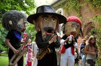 Auf dem Schafhof Kackrow geben die Sax Puppets den Ton an und haben wegen der schreckhaften Schafe nur ab und zu die Masken auf.