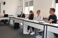 Ilko Keßler und Marcus Beier (v.l.) besprechen mit Vertretern anderer Firmen das Vorgehen im Fachkräfteprojekt Lausitz Connect.