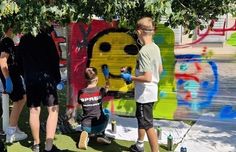Unter der Anleitung von Profis gestalteten die Sechstklässler der Heidegrundschule eine Graffitiwand.