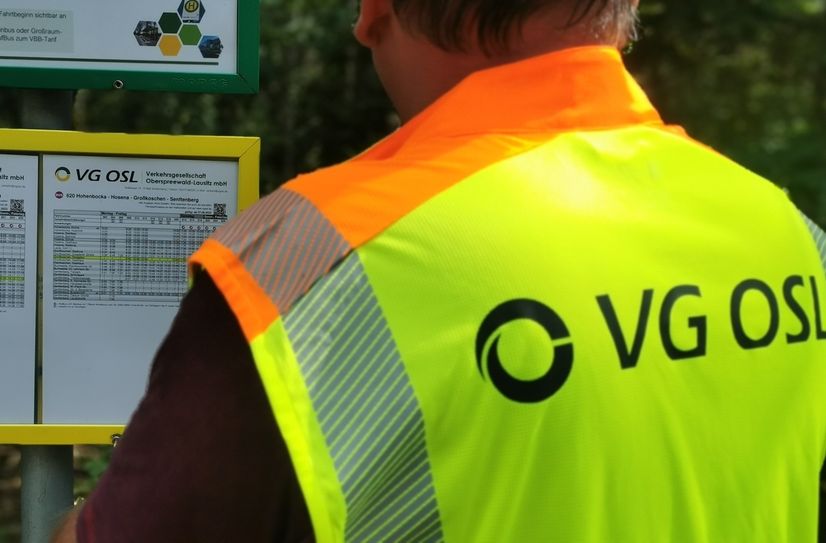 Neubeschilderung an einer Haltestelle anlässlich des Fahrplanwechsels der VG OSL.