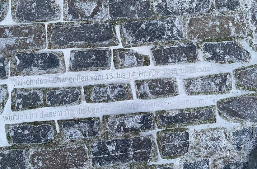 Die kleine Inschrift in den Fugen ist noch da - soll das Gedenken an Zehntausende Tote kaum noch wahrnehmbar sein?